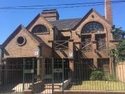 VENTA DE EXCELENTE CASA DE 381 M2 CON PISCINA Y QUINCHO...