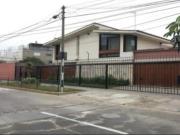 VENTA DE EXCELENTE CASA EN ESQUINA CHACARILLA DEL...