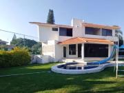 VENTA DE GRANDE CASA EN LOMAS DE COCOYOC, MORELOS