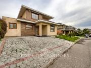 Venta de hermosa casa con piscina en céntrico condominio...