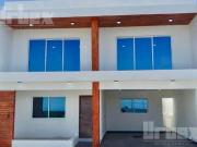 Venta de hermosa casa con vista al mar de 3 niveles, a...