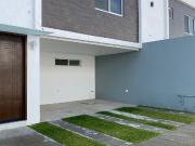 VENTA DE HERMOSA CASA DE AMPLIOS VENTANALES A 5 MIN DE...