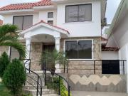 Venta de hermosa casa en Altos de Manta Beach más Suite...
