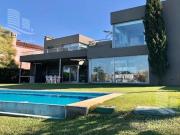 Venta de hermosa casa en Barrio Castores fondo al lago...