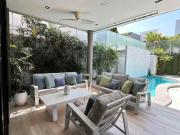 Venta de hermosa casa moderna remodelada en Urb....