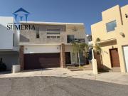 Venta de hermosa y amplia casa CON ALBERCA, Valle Escondido