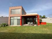 VENTA DE LINDA Y AMPLIA CASA EN ESQUINA EN LA ENCANTADA...
