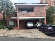 VENTA DE LUJOSA CASA EN EXCLUSIVA UNIDAD CERRADA EN EL...