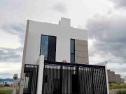 VENTA DE MODERNA CASA CON HERMOSA VISTA EN FUERTE...