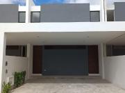 Venta de Moderno Townhouse en Privada Xcanatun con...