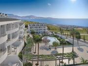Venta de piso con tres dormitorios en Benalmádena,...