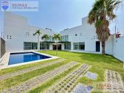 Venta de propiedad con dos Casas, a 10 minutos del...