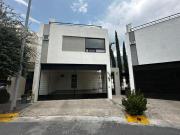 Venta de Residencia Exclusiva en Cerradas de Valle Alto...