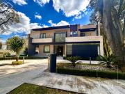 Venta de Residencia Inteligente Estilo Art Déco en Club...