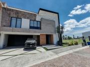 VENTA DE RESIDENCIA SEMINUEVA CON ALBERCA EN LA GRAN...