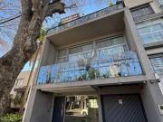 Venta de semipiso moderno de 3 ambientes con patio,...