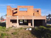 Venta de terreno con casa sin terminar en Tierra de...