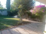 VENTA DE TERRENO CON CONSTRUCCIÓN y AMPLIO JARDIN AL...