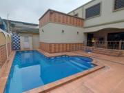 Venta de villa 4 dormitorios, piscina en Portón de Las Lomas