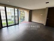 Venta departamento con balcón en edificio pequeño, cerca...