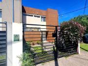 VENTA dúplex 2 cocheras, jardín, patio LA PLATA