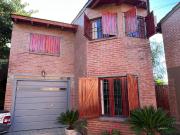 VENTA DUPLEX 3 DORM EN HOUSING CERRADO ZONA JOCKEY