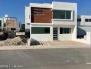 VENTA El Mirador. Casa a estrenar de 3 recamaras,...