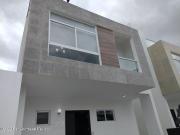 VENTA. El Refugio Casa con roof garden, 3 recamaras, 2...