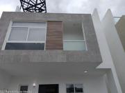 VENTA. El Refugio Casa con roof garden, 3 recamaras, 2...