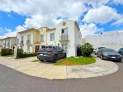 VENTA El Refugio. Casa de 4 recámaras con 1 en planta baja