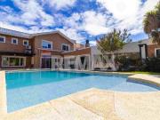 VENTA EN CASA CON PILETA EN JARDINES DEL REY