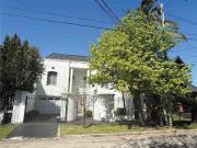 VENTA EN CASTELAR INCREIBLE CASA CON PILETA
