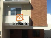 Venta en Cumbres casa de 3 niveles frente a parque
