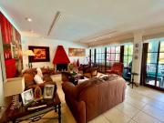 VENTA EN SURCO: HERMOSA CASA CON ENORME JARDÍN Y PISCINA