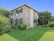 Venta Estupenda Casa REMODELADA! 4D + 3B + Jardín