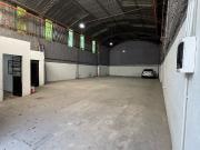 VENTA Galpón en Abasto, con oficina y baño