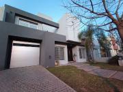 VENTA HERMOSA CASA 4 DOR YPILETA CLAROS DEL BOSQUE