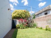 Venta casa a una cuadra de Av. Galicia