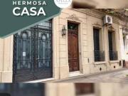 VENTA HERMOSA CASA CÉNTRICA