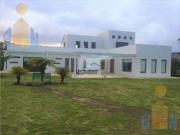 VENTA HERMOSA CASA CON AMPLIO JARDIN, CHECA