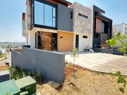 Venta hermosa casa construida a tres niveles Altozano...