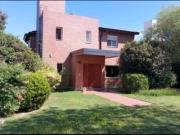 VENTA HERMOSA CASA DE TRES DORMITORIOS EN VALLE ESCONDIDO