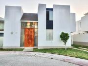 VENTA HERMOSA CASA EN URBANIZACION PRIVADA EL CORTIJO