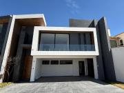 VENTA HERMOSA RESIDENCIA DOBLE ALTURA CON ACABADOS DE...