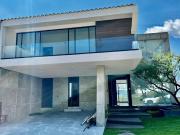 VENTA HERMOSA RESIDENCIA ESTILO BRUTALISMO EN GRAN...