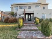 Venta Increíble Casa a La Laguna en El Cantón Norte Escobar