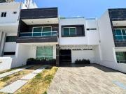 VENTA Lomas de Juriquilla. Casa con 3 recámaras, roof...