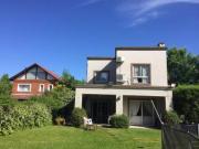 Venta Moderna casa de 5 ambientes con pileta, jardín y...