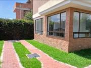 Venta moderna casa en conjunto cerrado, Cota excelente...
