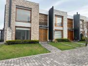 Venta moderna y amplia casa estratégicamente ubicada en...